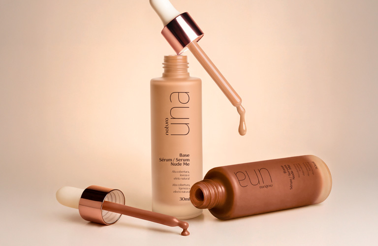 Dos Bases Nude Me Una de tono claro y oscuro, sobre un fondo degradado de color beige.